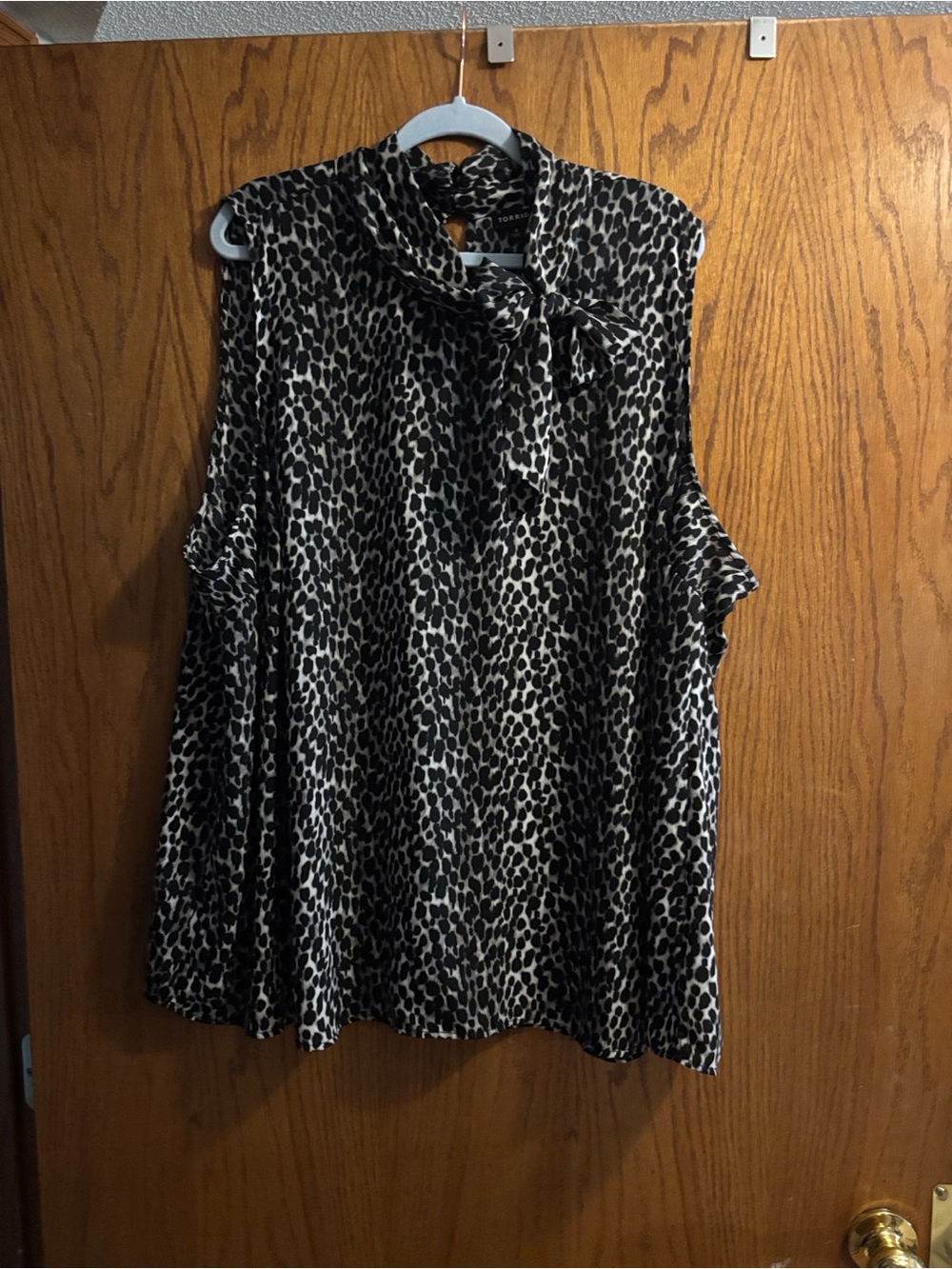 torrid Black and Cream Leopard Tie-Neck Sleeveless Blouse size 4